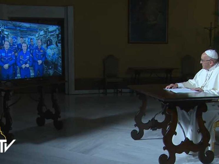 Agli astronauti: «Voi siete un piccolo Palazzo di Vetro» / Il video