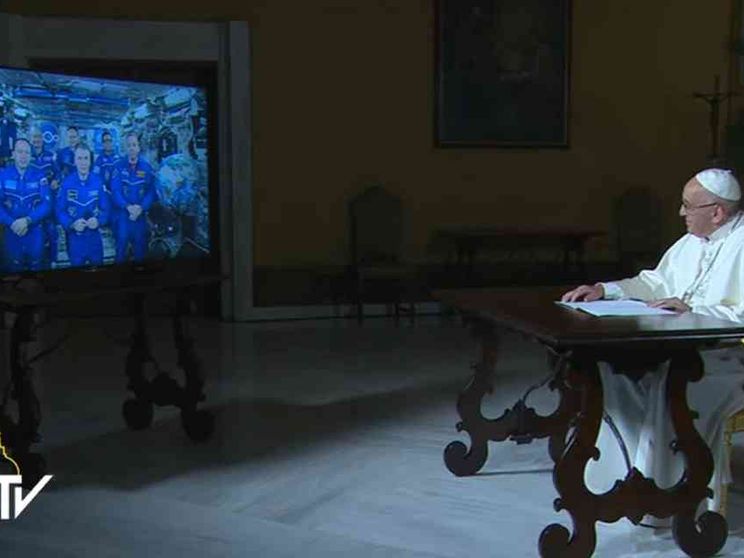 Agli astronauti: «Voi siete un piccolo Palazzo di Vetro» / Il video