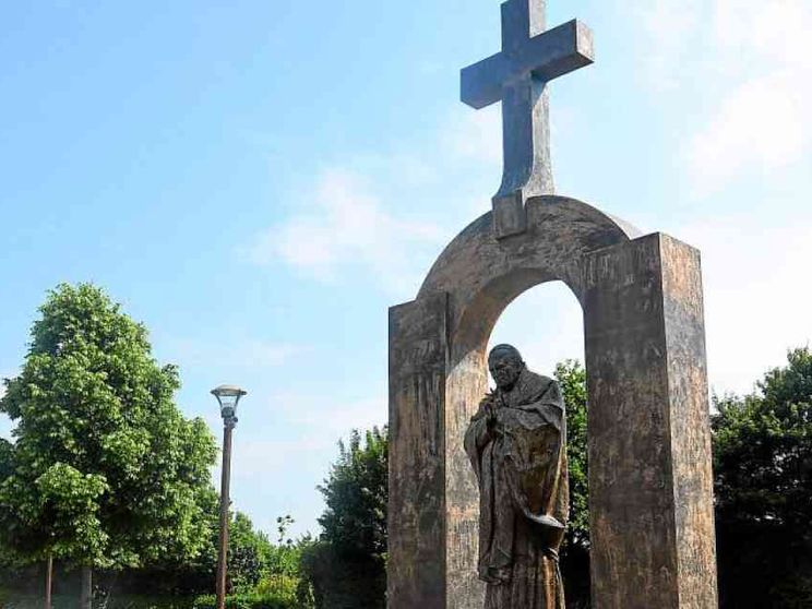Il Consiglio di Stato francese: via la croce dal monumento a Wojtyla