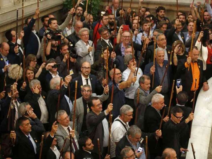 Catalogna commissariata, ma Puigdemont: «Andiamo avanti»