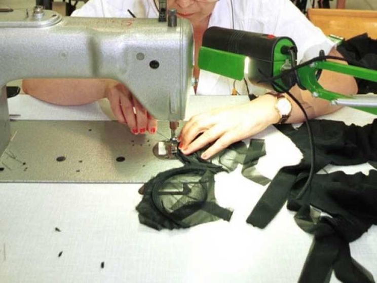 La sartoria dove le dipendenti si sono ricucite un futuro d'impresa