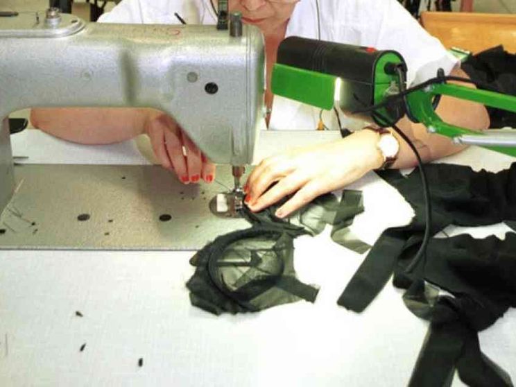 La sartoria dove le dipendenti si sono ricucite un futuro d'impresa