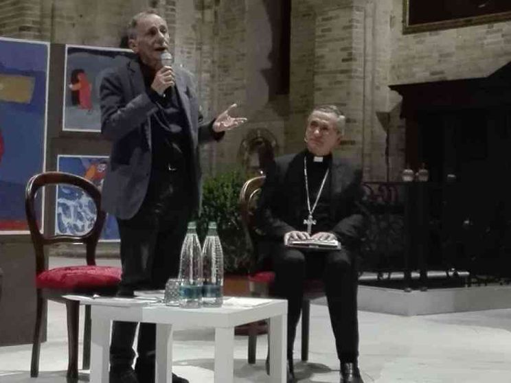 Vecchioni e il vescovo Gianotti con i giovani sul senso della felicità