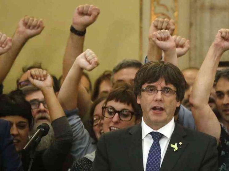 Chiesta l'incriminazione di Puigdemont per ribellione. E lui vola in Belgio