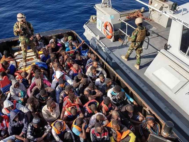 La Marina libica «invia» i migranti in Italia. Altri morti in mare