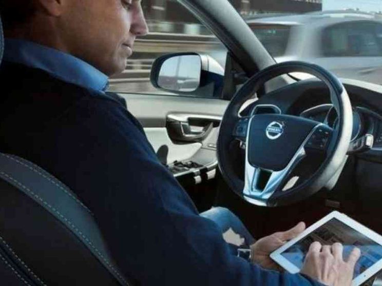 L'auto a guida autonoma sicurezza, paure e... affari