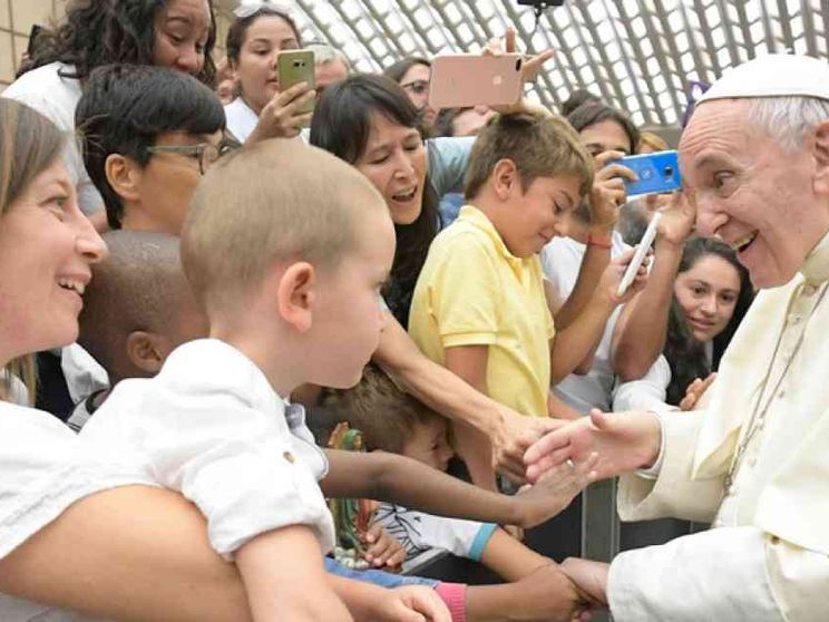 Papa Francesco: asciugare le lacrime dei bambini con aiuti concreti