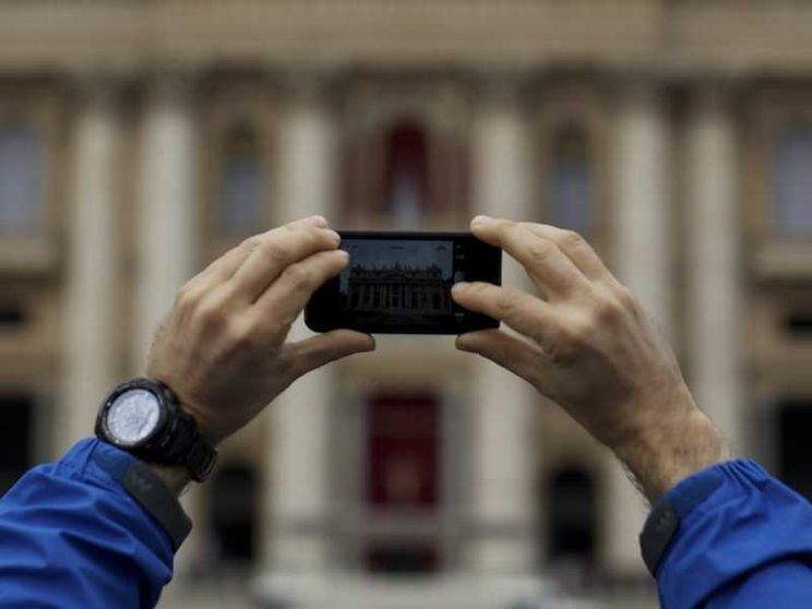 I cellulari alla Messa? Ecco perché non basta che siano silenziosi