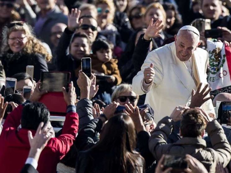 Papa Francesco: a Messa in alto i nostri cuori, non i nostri telefonini