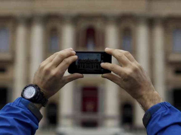 I cellulari alla Messa? Ecco perché non basta che siano silenziosi