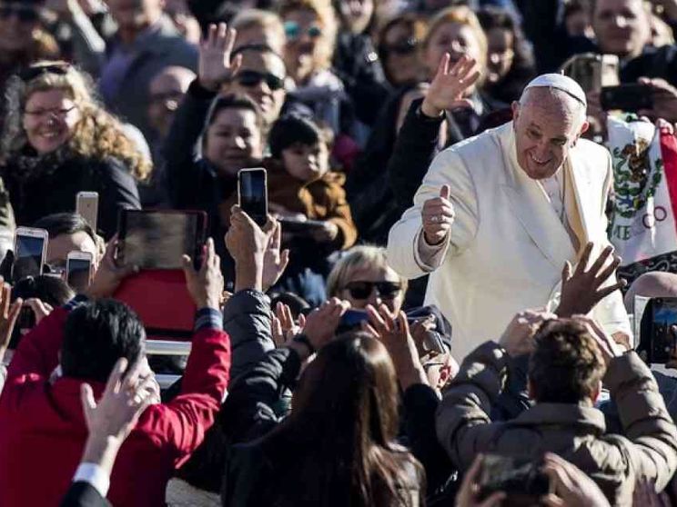 Papa Francesco: a Messa in alto i nostri cuori, non i nostri telefonini