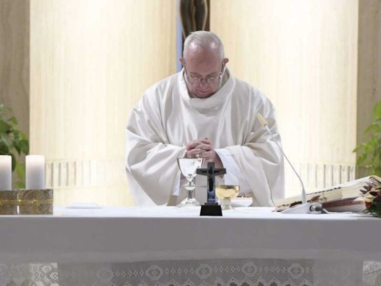 Il Papa: avere il fiuto per non cadere nelle cordate della corruzione