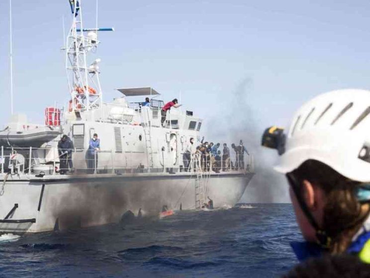 La motovedetta libica fronteggia la nave Sea Watch: 50 migranti annegati