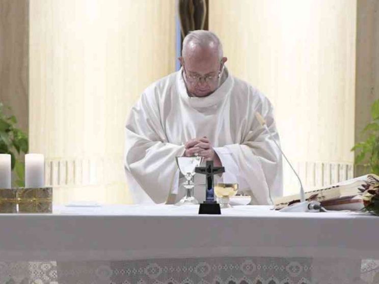 Il Papa: avere il fiuto per non cadere nelle cordate della corruzione