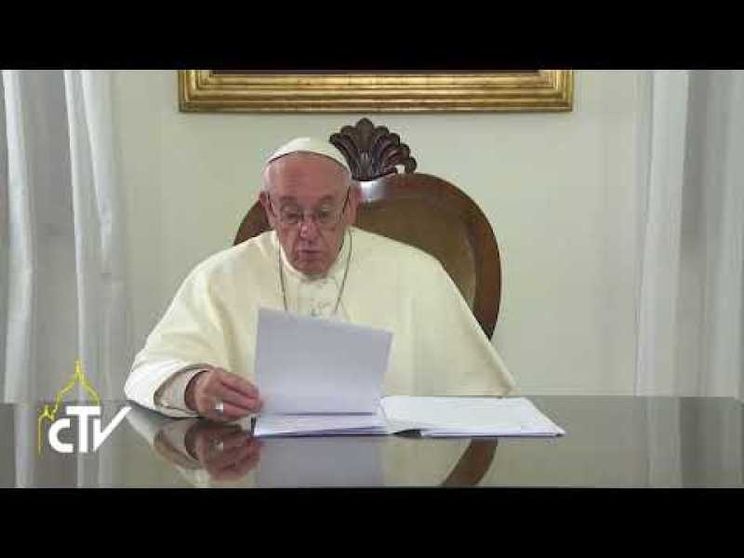 Il Papa: «Il bene della famiglia decisivo per il futuro del mondo»