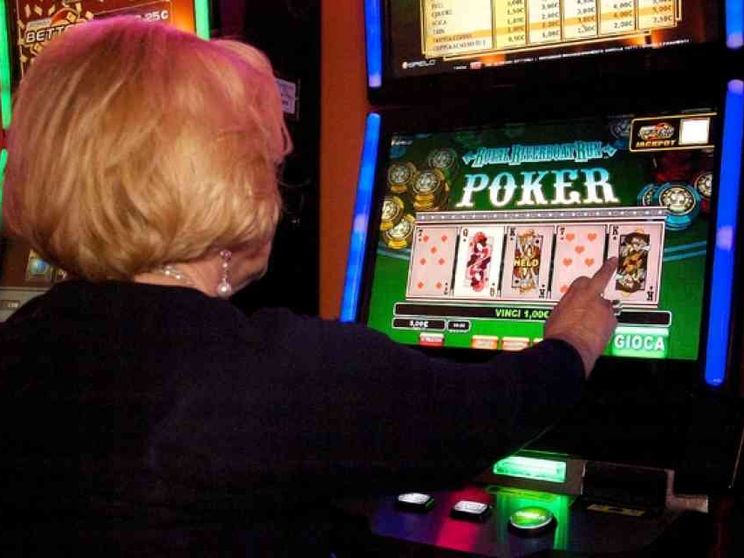 Azzardo, alcol, droga: i flagelli che impoveriscono i romani