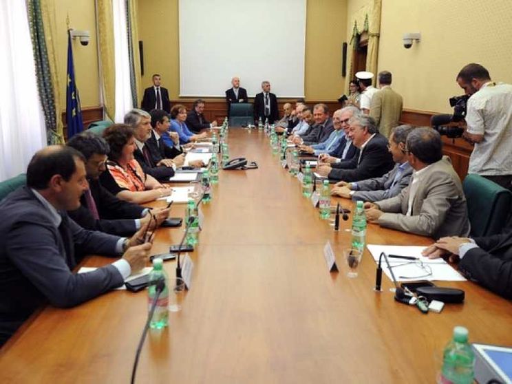Trattativa ancora aperta: dal governo 300 milioni e sconto per 15 categorie