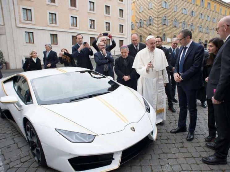 All'asta la Lamborghini regalata al Papa: così si finanziano opere di carità