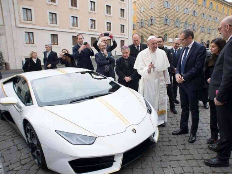 All'asta la Lamborghini regalata al Papa: così si finanziano opere di carità