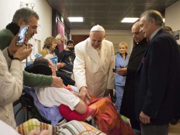 Il Papa: «Mai abbandonare il malato, ma niente accanimento»