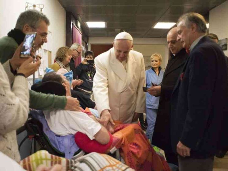 Il Papa: «Mai abbandonare il malato, ma niente accanimento»