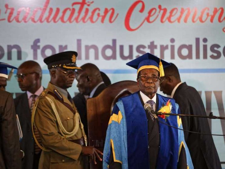 Mugabe non molla. E riappare in pubblico