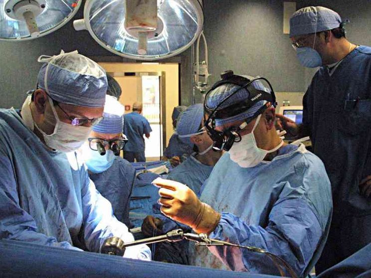 Operato di tumore al cervello mentre suona il clarinetto