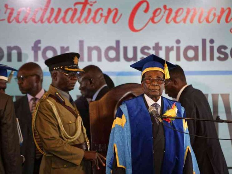 Mugabe non molla. E riappare in pubblico