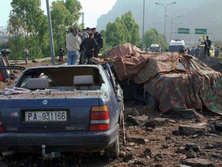 I vescovi: no ai funerali pubblici per Riina. «Mafiosi scomunicati»