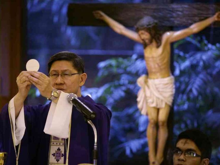 Il cardinale Tagle: «Mettiamoci alla scuola degli ultimi»