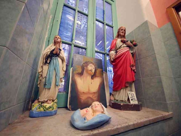 Vietato pregare a scuola: preside toglie anche foto del Papa