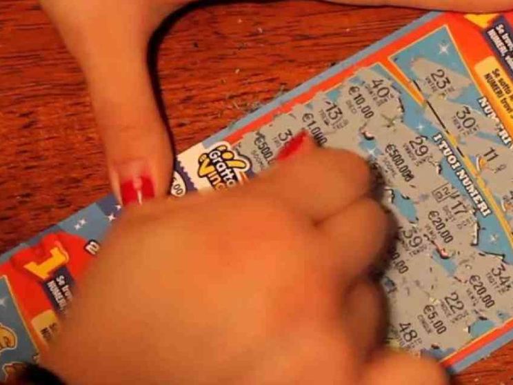 Gratta e vinci pure la magia del Natale. Quando l'azzardo saccheggia l'anima