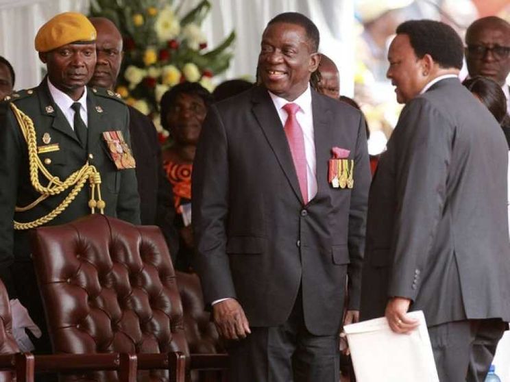 Mangagwa ha giurato come presidente, ma «tutelerà» Mugabe
