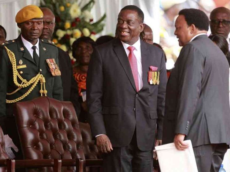 Mangagwa ha giurato come presidente, ma «tutelerà» Mugabe