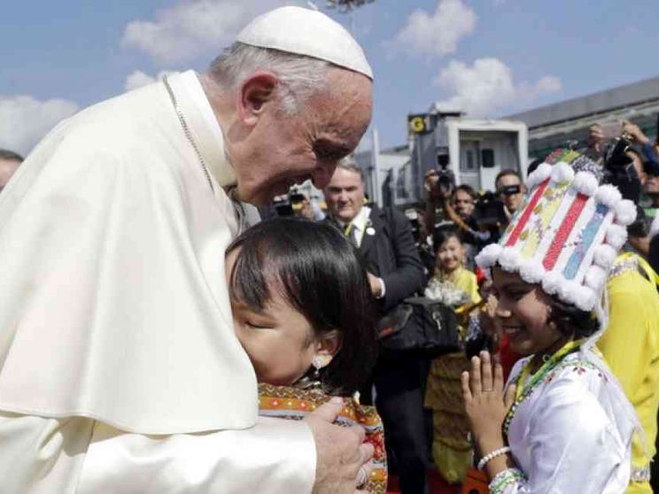 Francesco parla con il generale: «Fase di grande responsabilità»