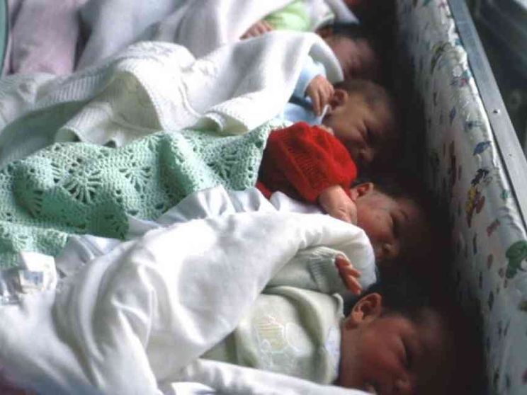 Bonus bebè confermato (e dimezzato). Stop ai superticket sulle visite