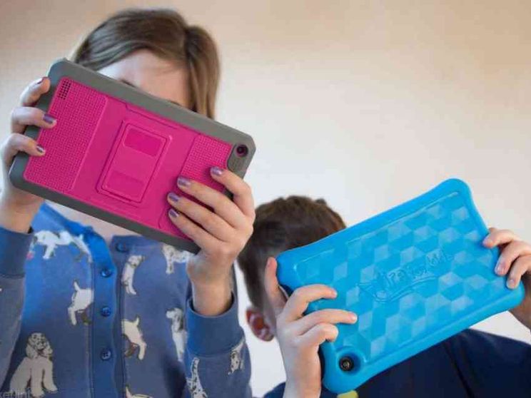 Già a tre anni i bambini pazzi per YouTube. Ecco i rischi