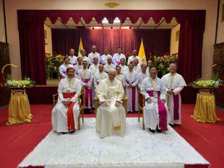 Francesco ai vescovi: guarire le ferite, avere l'odore delle pecore