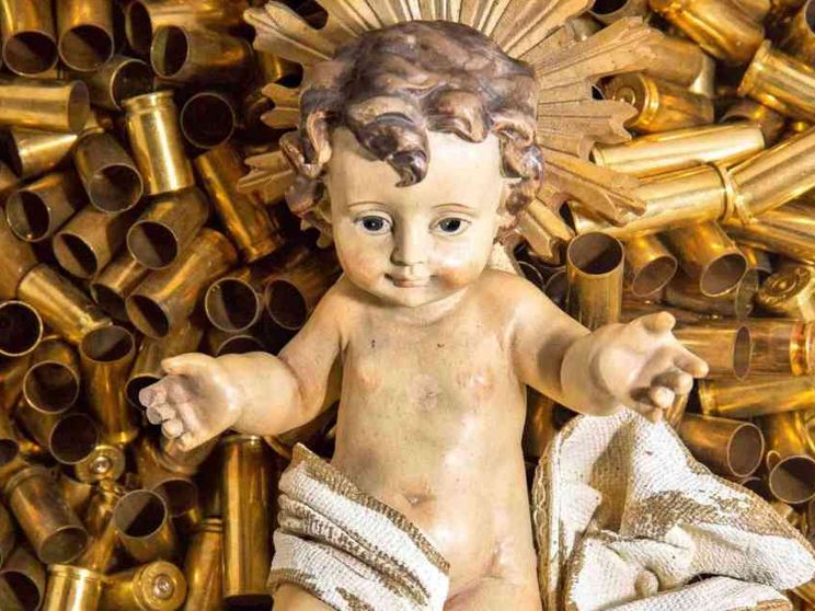 Gesù Bambino sui bossoli, omaggio ai «martiri» contemporanei