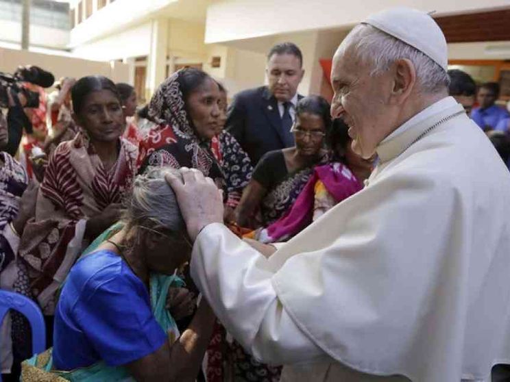 Francesco ai giovani: chi si chiude in se stesso vede solo nemici