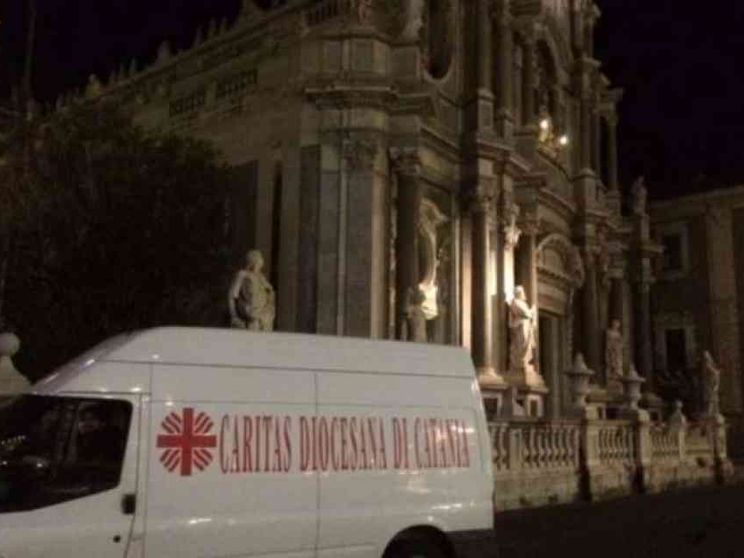 Catania, il Duomo occupato e i senza casa. «Serve una soluzione»