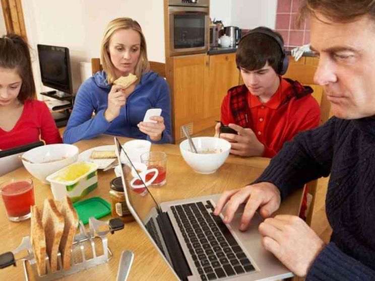 Lassisti o attivi? Genitori e figli nell’era dei social