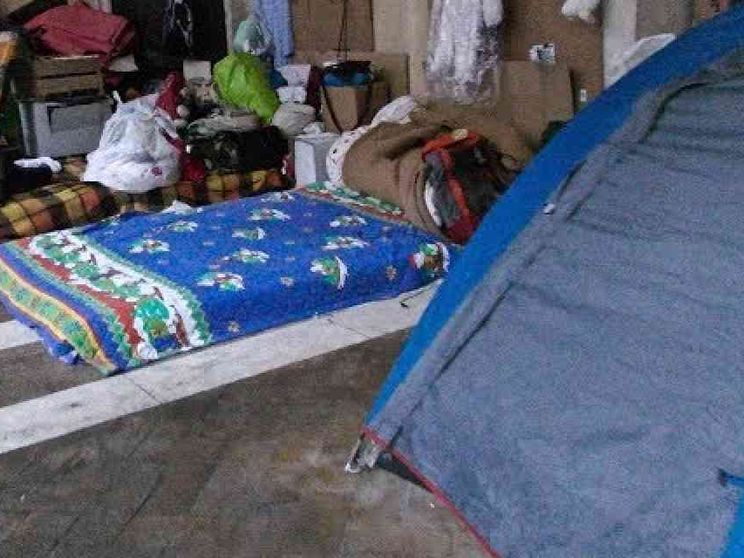 Sotto il portico della basilica, il Natale freddo dei senza casa