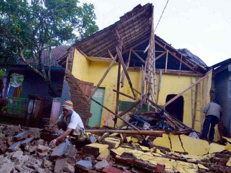 Terremoto a Giava. «Crolli e 3 vittime»