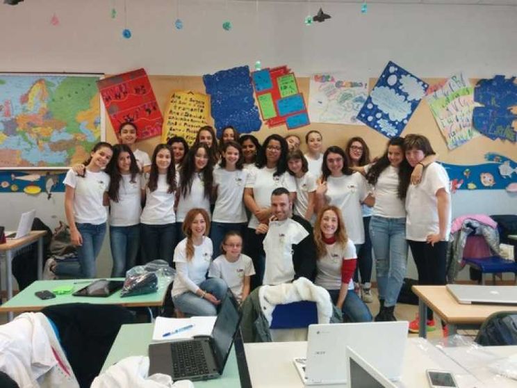 Ragazze a lezione di codice