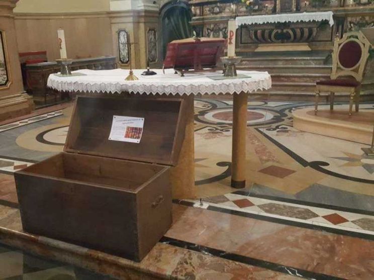 Il «baule della carità»: ogni pezzo di stoffa è un gesto di aiuto