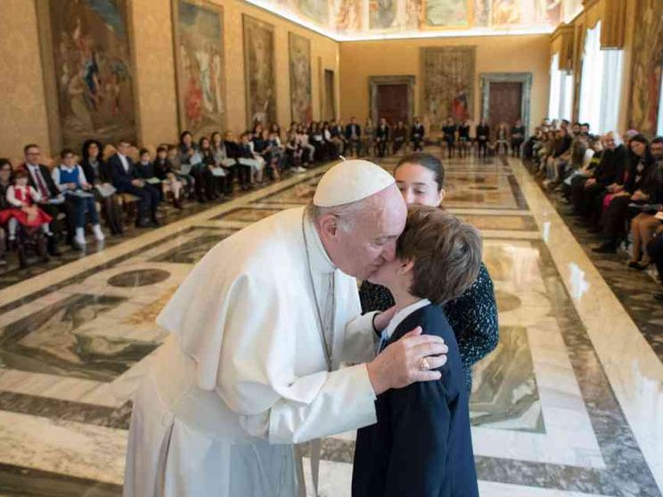 Papa Francesco ai ragazzi dell'Acr: guardate a chi è più solo