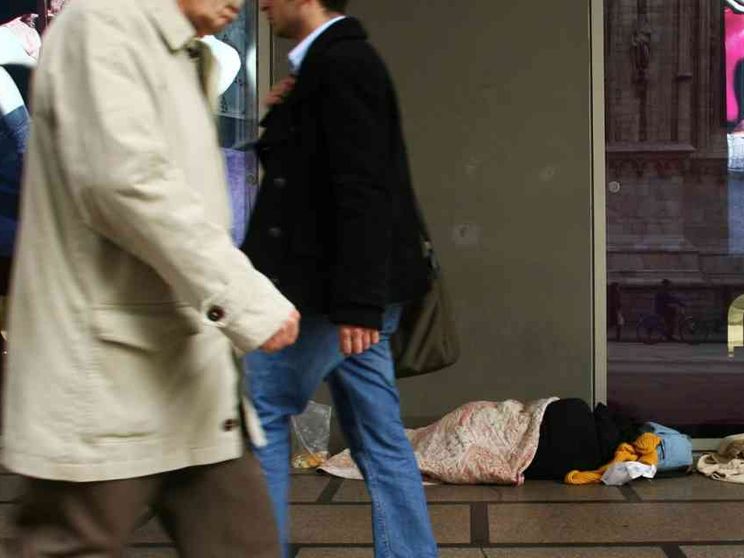 Portano cibo e bevande calde ai senza tetto: il Comune li «diffida»