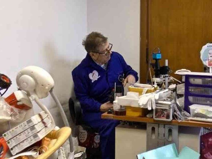 L'uomo che aggiusta i giocattoli per aiutare mamme e bimbi in difficoltà