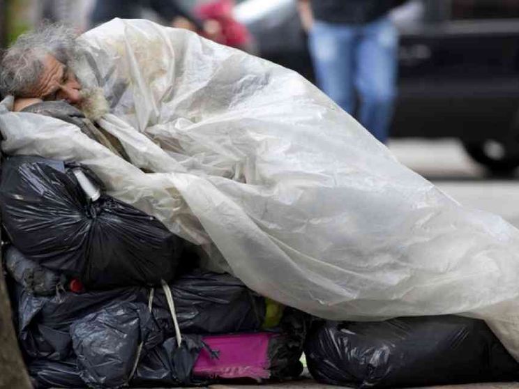 Il Comune di Como insiste: no ai bivacchi. Ma Lecco accoglie i senza tetto